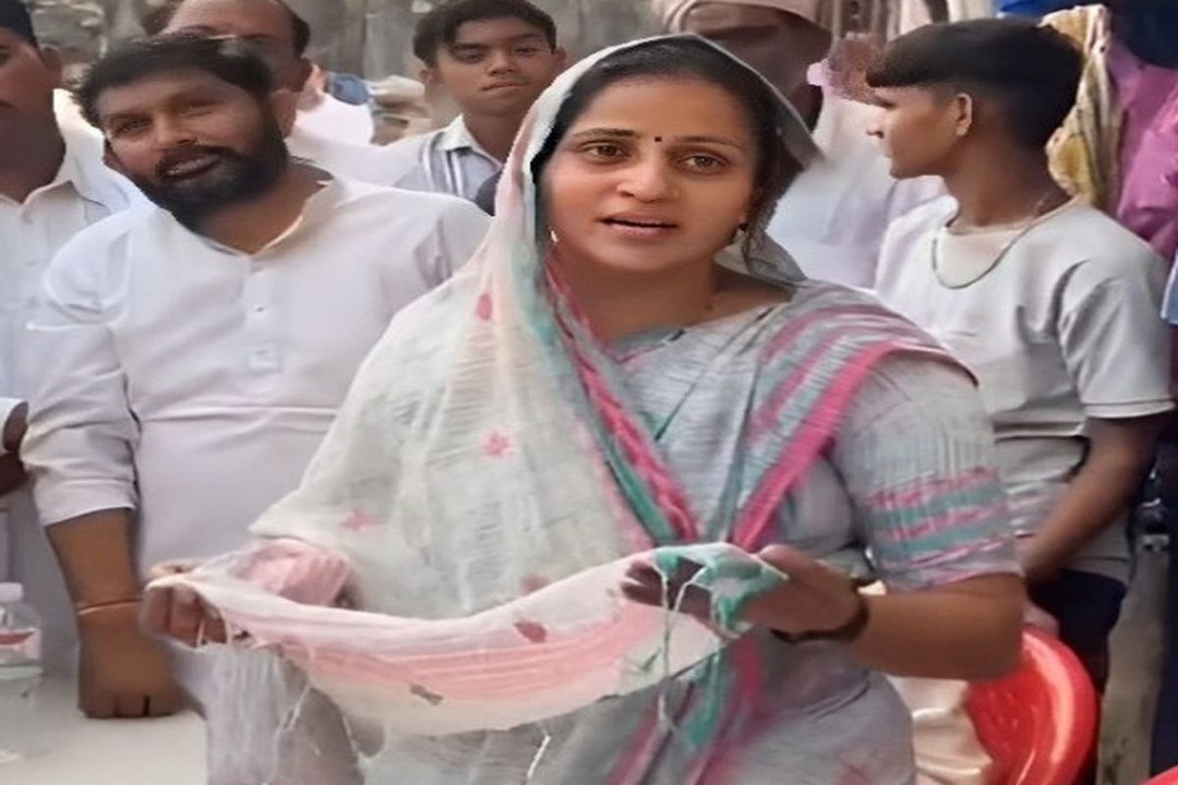 कांग्रेस प्रत्याशी आर्यन जुबेर खान के लिए, झोली फैलाकर संजना जाटव ने मांगे वोट