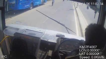 Ấn Độ: Tài xế xe bus bất ngờ ngất lịm trên vô-lăng