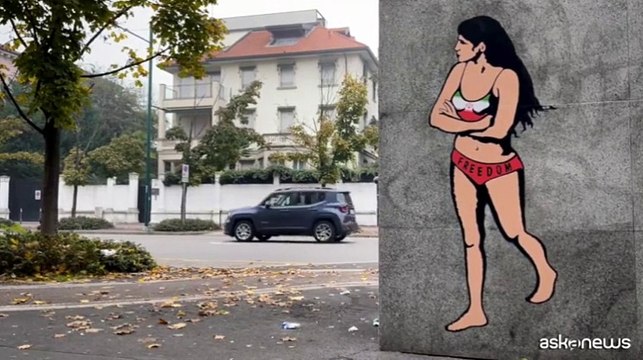 Murale con la studentessa iraniana in intimo al Consolato dell'Iran