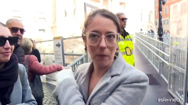 Inaugurata la passerella a Fontana di Trevi, primi turisti stupiti