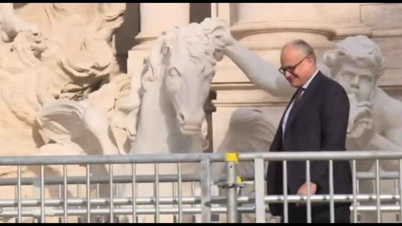 Inaugurata la passerella a Fontana di Trevi, primi turisti stupiti