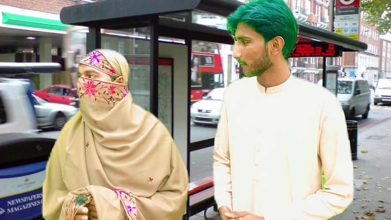 دل دہلا دینے والا واقعہ! لڑکی نے پاگل کے ساتھ کیا سلوک کیا؟"