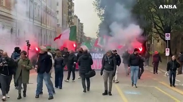 Tensioni a Bologna, scontri tra la polizia e gli antagonisti