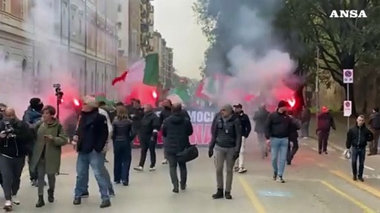 Tensioni a Bologna, scontri tra la polizia e gli antagonisti