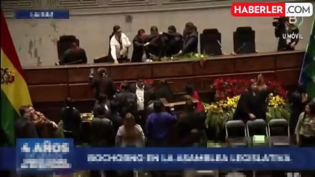 Meclis kürsüsüne domatesli saldırı: Başkan yardımcısını konuşturmadılar