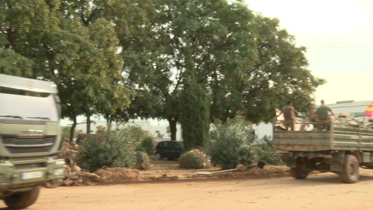 Continúan los trabajos de limpieza tras la DANA con la reapertura de los primeros negocios