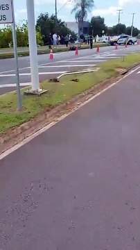 Dois jovens ficam gravemente feridos após colisão entre moto e S10 na avenida Portugal 1