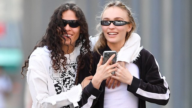 GALA VIDEO - Lily-Rose Depp toujours aussi amoureuse de la rappeuse 070 Shake : leur baiser torride ne laisse aucun doute !