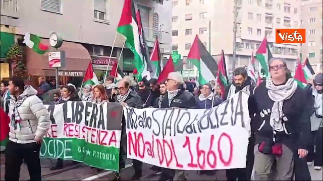 Corteo pro Palestina a Milano, i manifestanti sfilano con bandiere e strisicioni