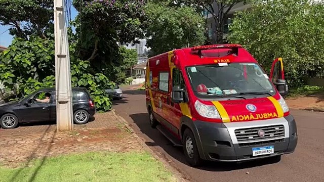 Homem é socorrido após se ferir cortando galhos de árvore na Rua São Luiz
