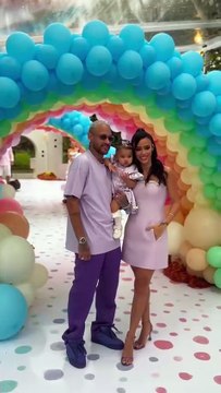 Com look combinando, Neymar e Bruna Biancardi chegam para aniversário de 1 ano de Mavie
