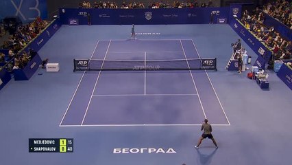Belgrade - Djokovic remet le trophée à Shapovalov