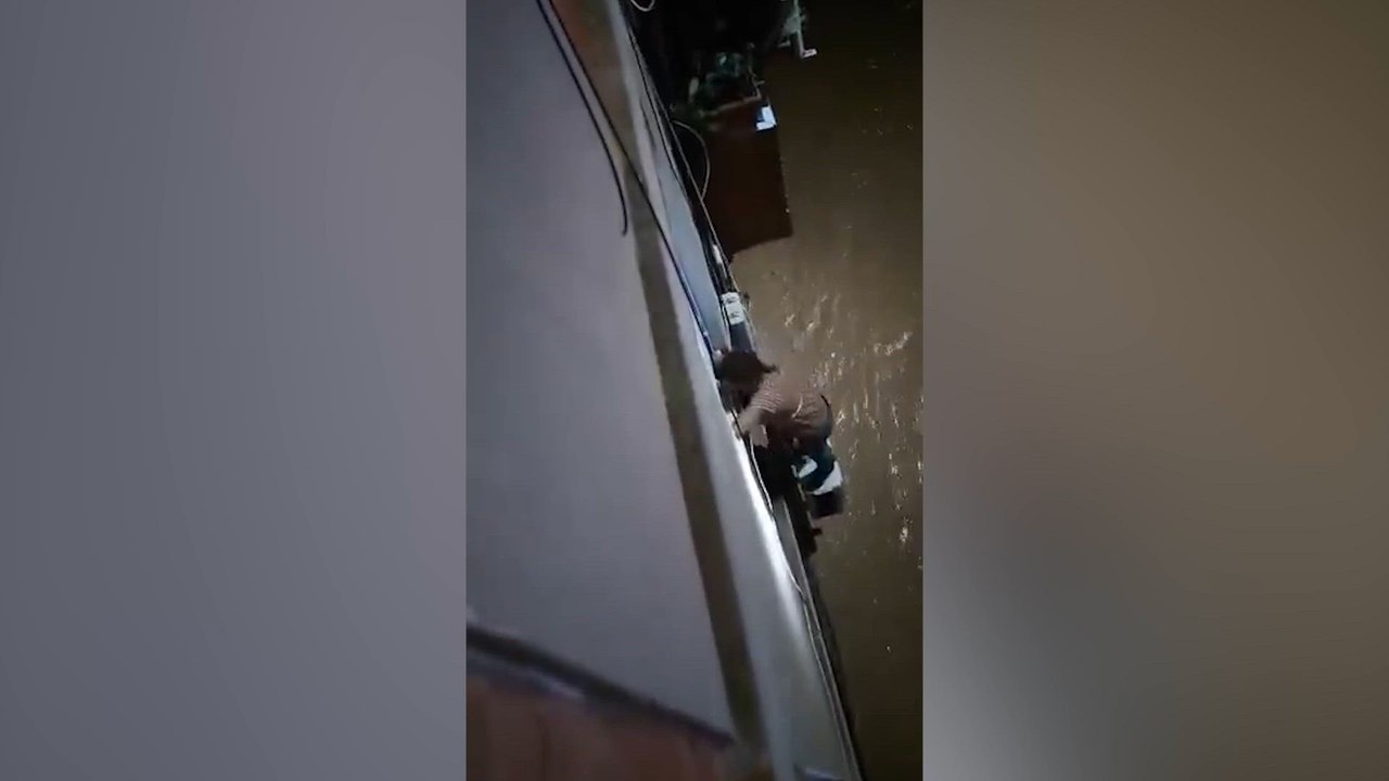 Documento demoledor: vean a esta mujer en el momento exacto que sonó la alerta del móvil de la DANA