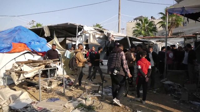 الطائرات الإسرائيلية تقصف خيمة تؤوي عائلات نازحة في مستشفى شهداء الأقصى