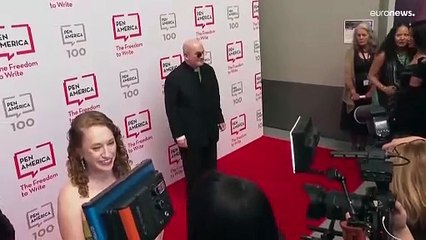 بعد عقود من الحظر.. الهند تسمح باستيراد رواية ”آيات شيطانية“ للكاتب سلمان رشدي