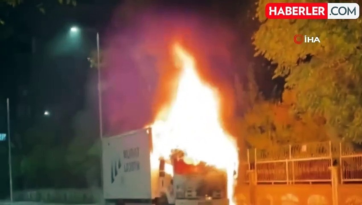 Diyarbakır'da Park Halindeki Tır Yangında Kullanılamaz Hale Geldi