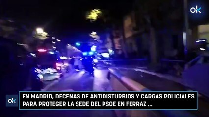La Policía carga en Ferraz contra los manifestantes que se acercaban con bengalas a la sede del PSOE