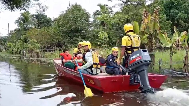 tn7-Bomberos rescató en un bote a siete personas que quedaron atrapadas en su casa-091124