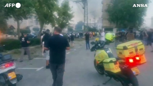 Israele, auto in fiamme nel nord del Paese dopo raffica di razzi dal Libano