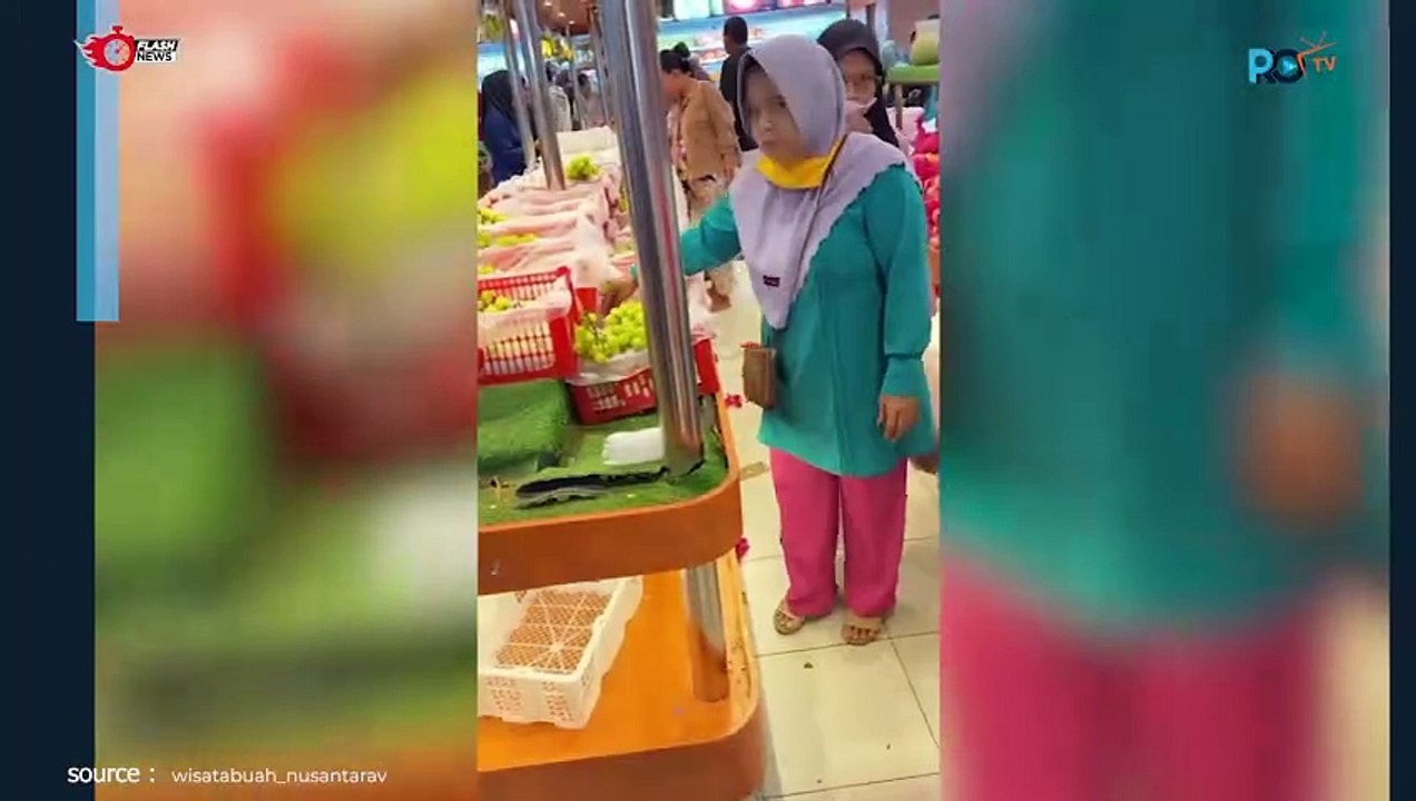 Heboh Pengunjung Pasar Sembarangan Cicipi Buah di Pasar