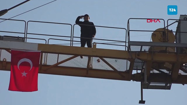 80 metrelik kule vinçte saygı duruşu