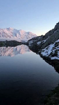 Voici le magnifique Lac des Cheserys au dessus de Chamonix ❄️ Lors du coucher du soleil et du lever de lune, un paysage complètement magnifique et incroyable ! 😻 La chaîne du Mont Blanc avec cette neige fraîche rend le paysage que magnifique !! 🤩 ⚠