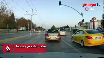 Tramvay yolundan giden servis direğe çarptı