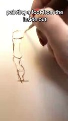 Il paint un pied de l'interieur à la chaussure et c'est incroyable