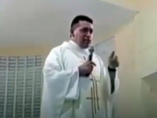 Padre Antônio conquista redes sociais ao rir de prêmio de bingo