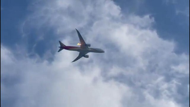 Paura a Fiumicino, il motore di un aereo va in fiamme durante il decollo