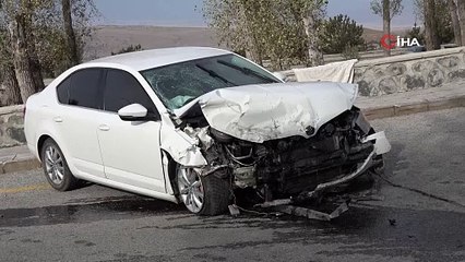 Bahçe Duvarına Çarpan Otomobilde Baba ve Oğul Yaralandı