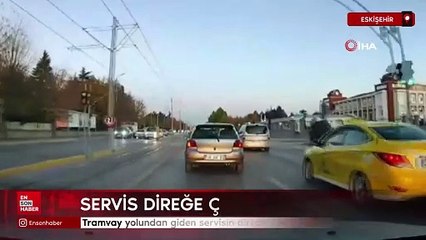 Eskişehir'de tramvay yolundan giden servisin direğe çarptığı kaza anı