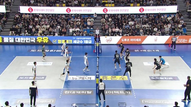 현대캐피탈, 삼성화재 완파하고 리그 1위 탈환 / YTN