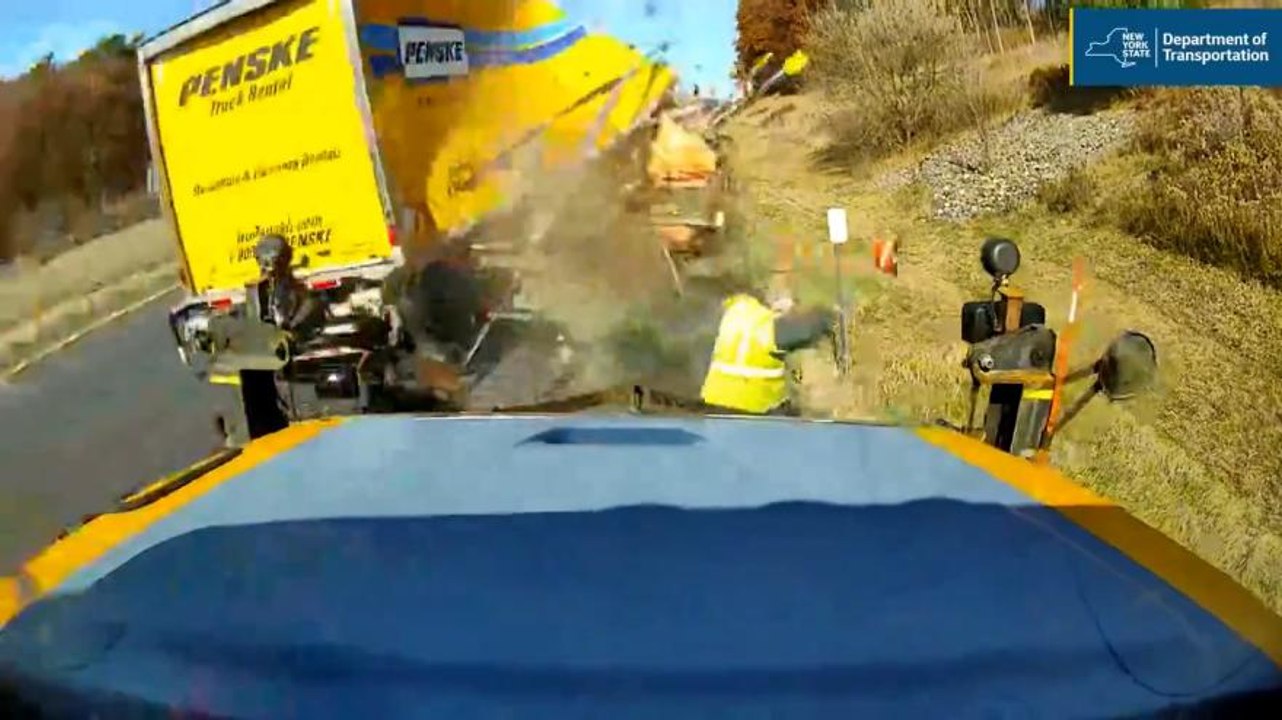 Tir si schianta a tutta velocità sul cantiere: operaio salvo per miracolo