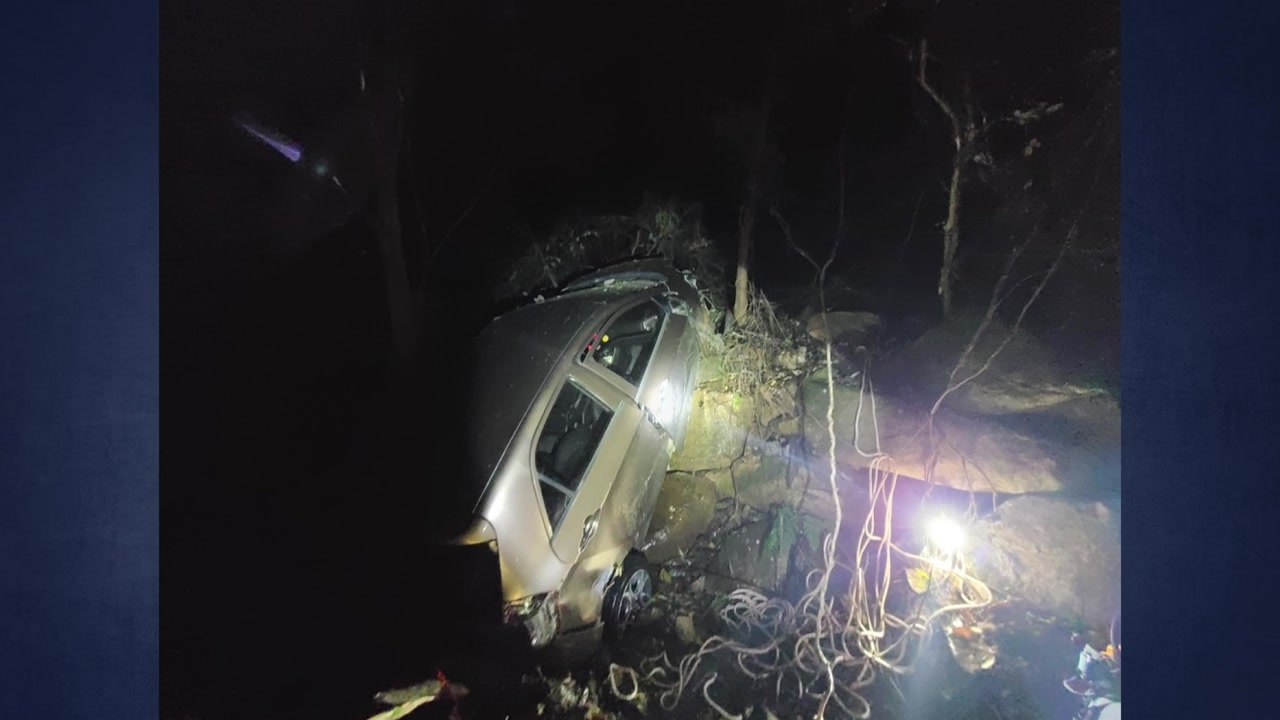 경남 합천 산길에서 20m 아래로 승용차 추락...1명 숨져 / YTN