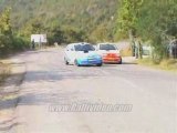 rallye 2 voitures se genent.