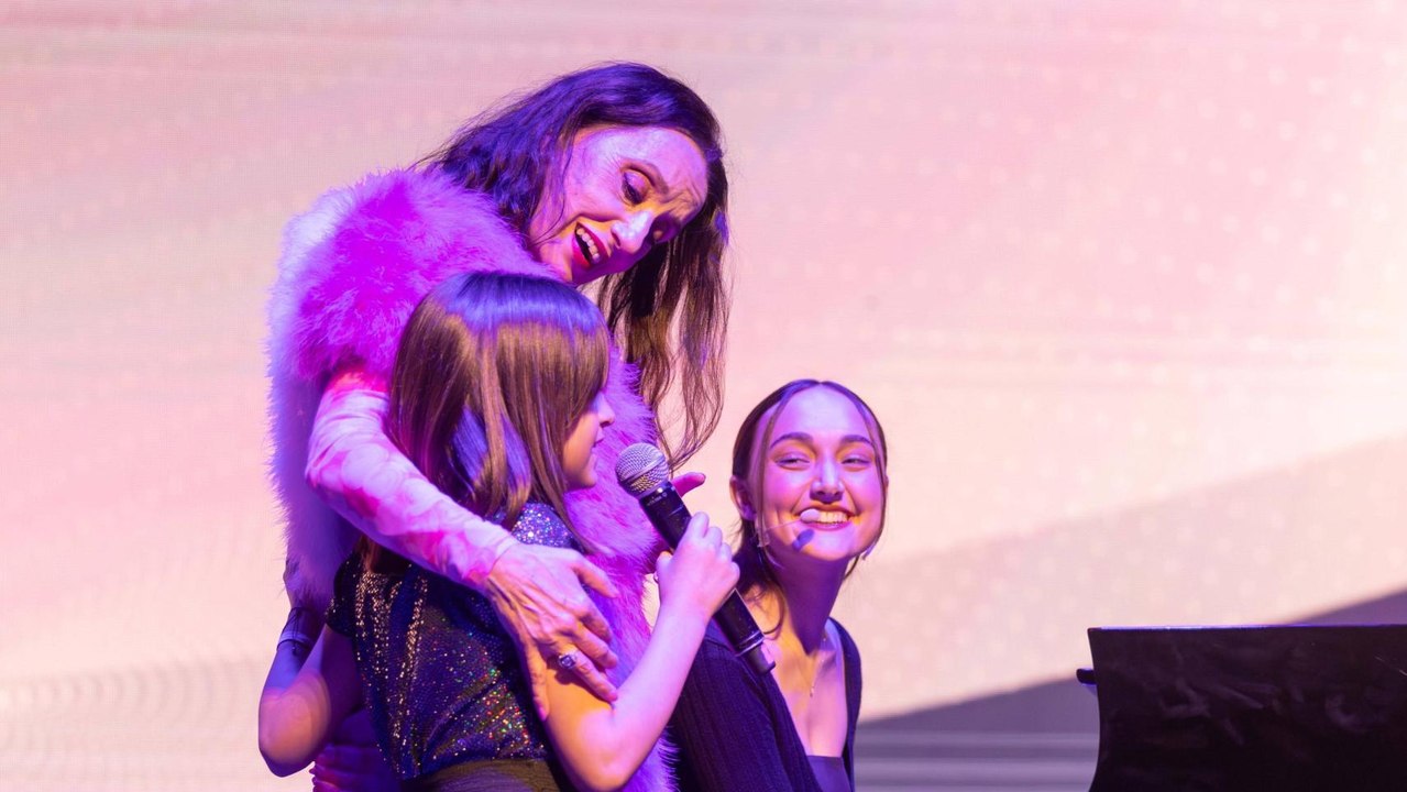 María García y Marta Mora interpretan 'Entre mis recuerdos' en presencia de Luz Casal