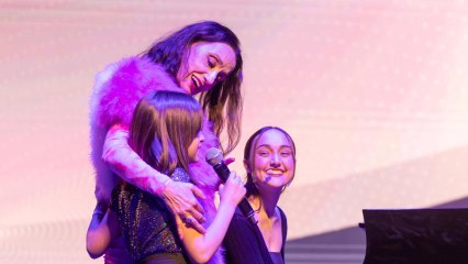 María García y Marta Mora interpretan 'Entre mis recuerdos' en presencia de Luz Casal