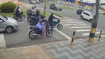 Motociclista é atingido por carro em avenida de Indaiatuba; veja vídeo