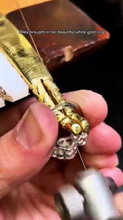 Sizing a ring using a dovetail joint