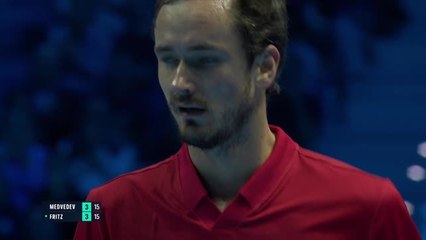 ATP Finals : Medvedev s'effondre face à Fritz après une erreur coûteuse 🎾
