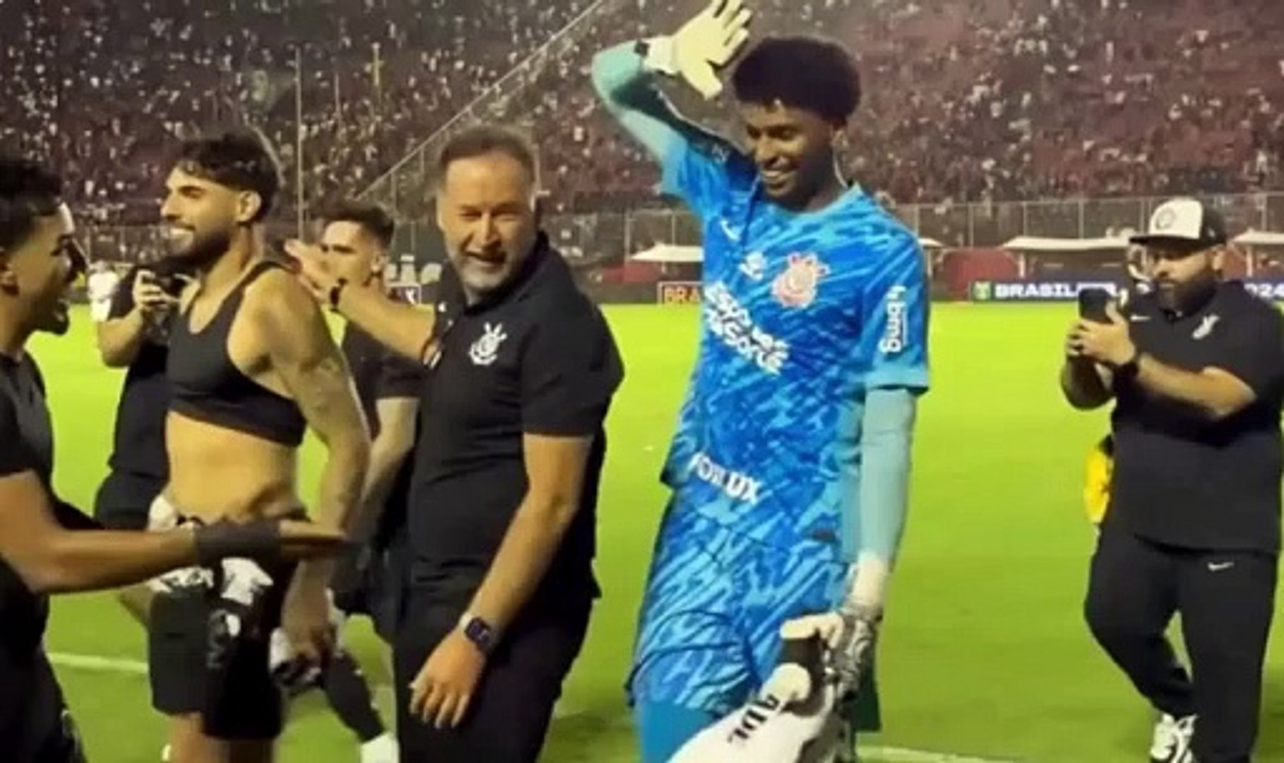 Hugo Souza recebe apoio de goleiro do Vitória após falha bizarra em jogo do Corinthians