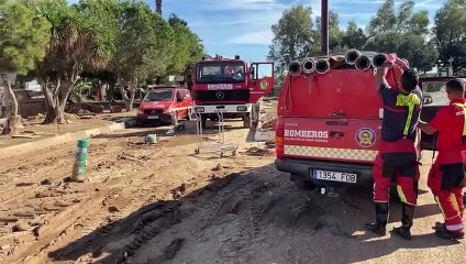 Vídeo Bomberos de la capital grancanaria apoyan en las labores de emergencia de Alfafar