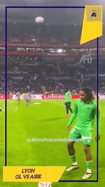 #France 🇫🇷 #Ligue1 : #AfricaFootUnited au bord du terrain , auprès des acteurs avant le choc entre les deux voisins qui adorent se détester : Lyon 🔴🔵 et Saint Étienne 🟢⚪ ! ⚽🔥🔥🔥