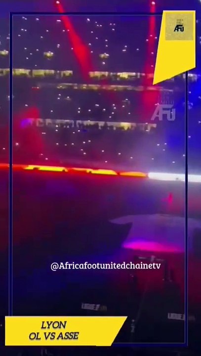 #France 🇫🇷 #Ligue1 #OL 🔵🔴 #ASSE 🟢⚪ Quelle ambiance « combattre avec honneur et fierté … Que l’amour pour mon groupe, de la haine pour les ennemis. » ⚽🔥🔥🔥 #OLASSE