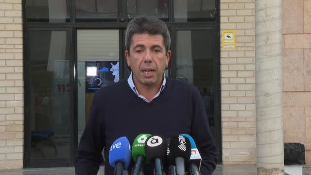 Mazón se marcha de la rueda de prensa posterior al CECOPI sin responder preguntas para atender a 40 nuevos autobuses