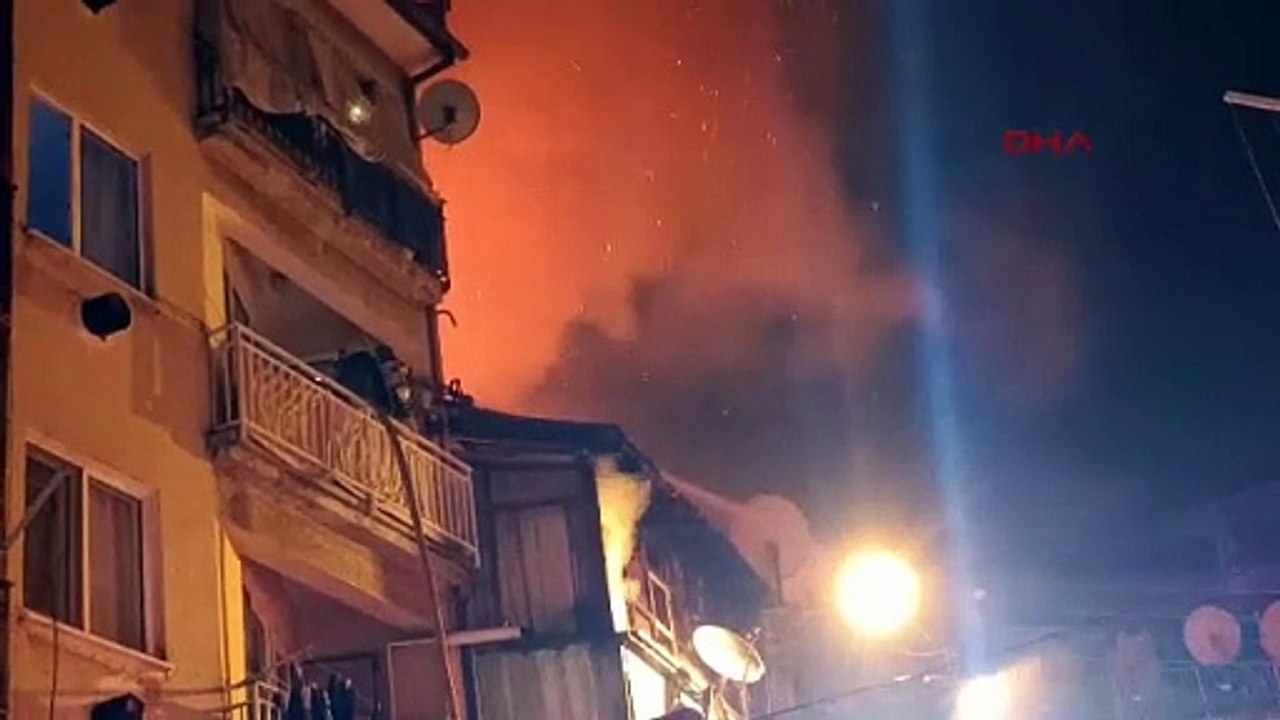 Bursa'da iki katlı ahşap bina alev alev yandı; yangın havadan dronla görüntülendi