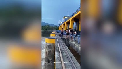 Video: ¡No volvió a salir! Un joven intentó nadar en una presa, se sumergió y desapareció