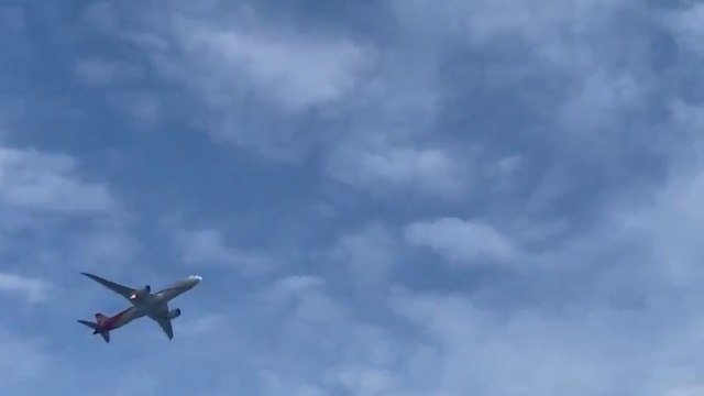 Havada korku dolu anlar: Motoru alev alan uçak acil iniş yaptı