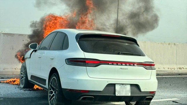 Siêu xe Porsche bốc cháy ngùn ngụt trên cao tốc Hà Nội - Hải Phòng